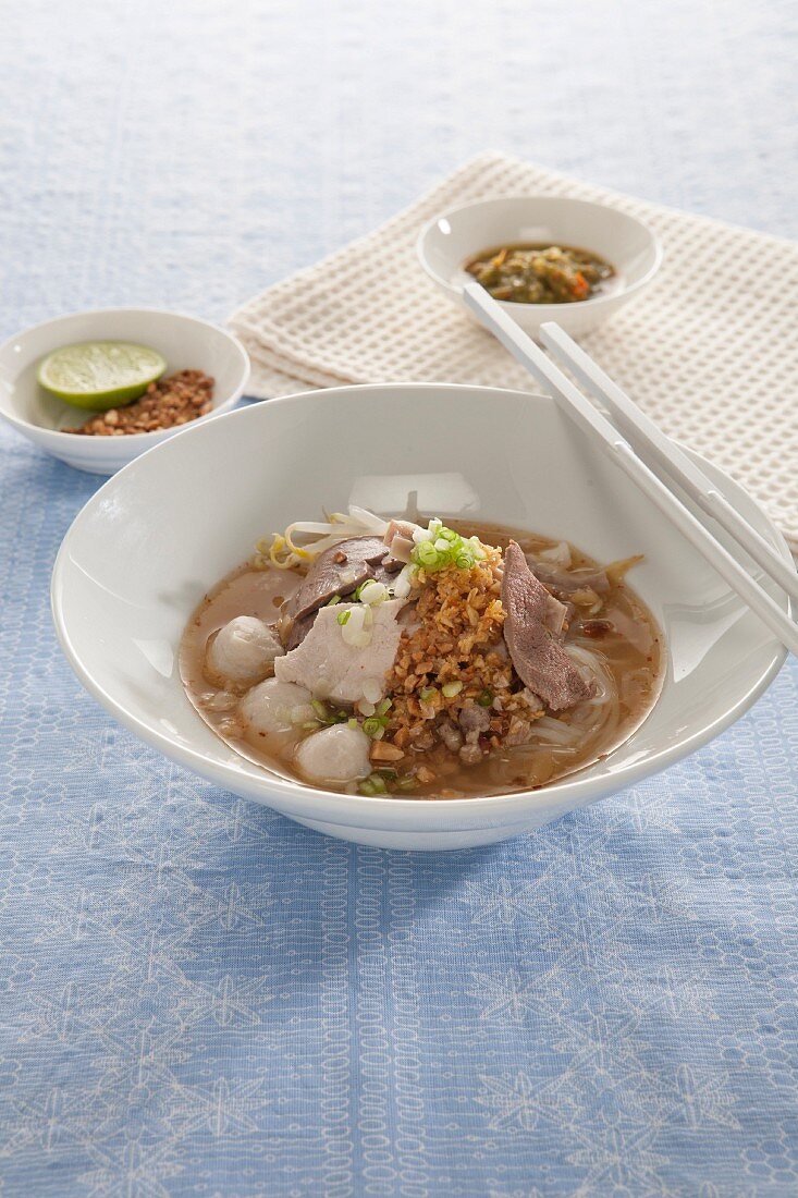 Nudelsuppe mit Fischbällchen und Schweinefleisch, Thailand