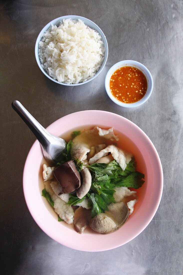 Clear meat broth with pork entrails and rice