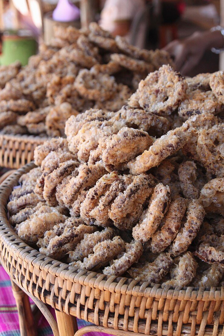 Schmalzgebäck im Straßenverkauf, Thailand