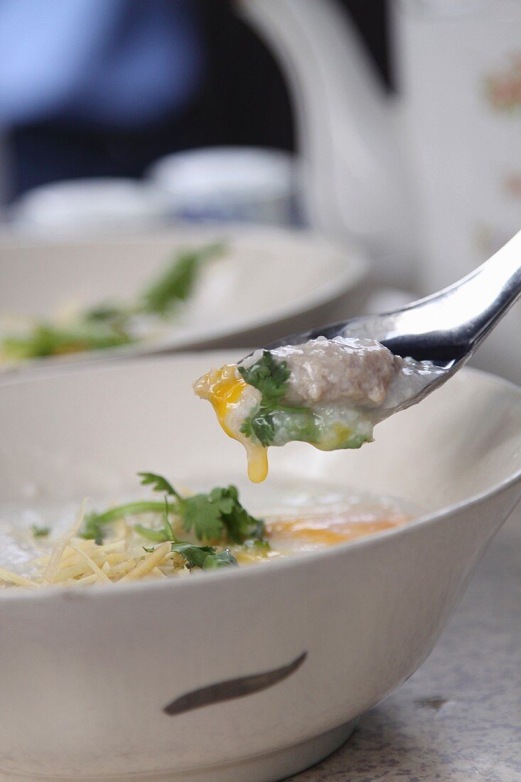 Reis-Congee mit Schweinefleisch und Ei