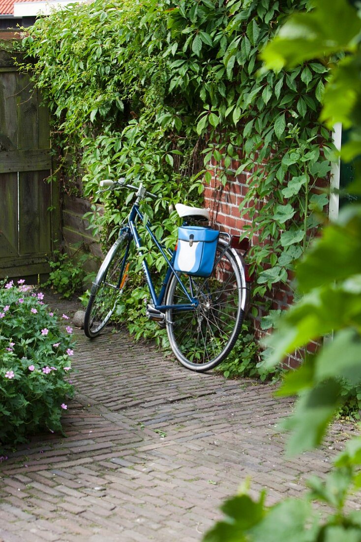 Fahrrad an Ziegel Hauswand gelehnt