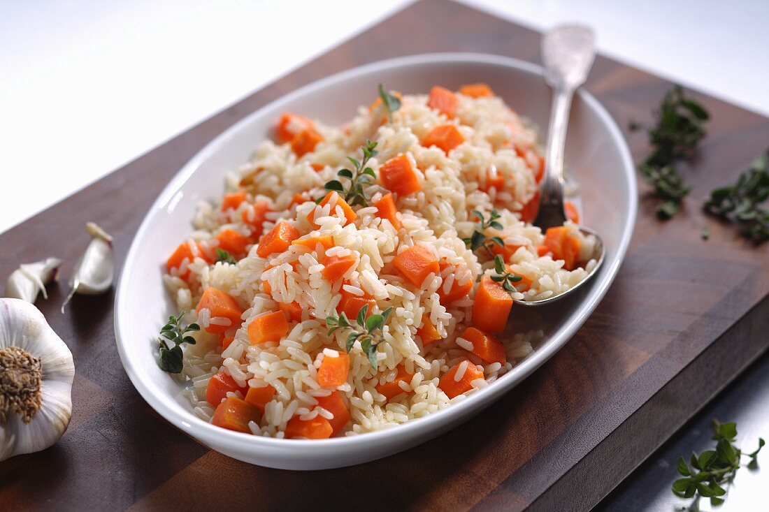Rice with carrots and garlic