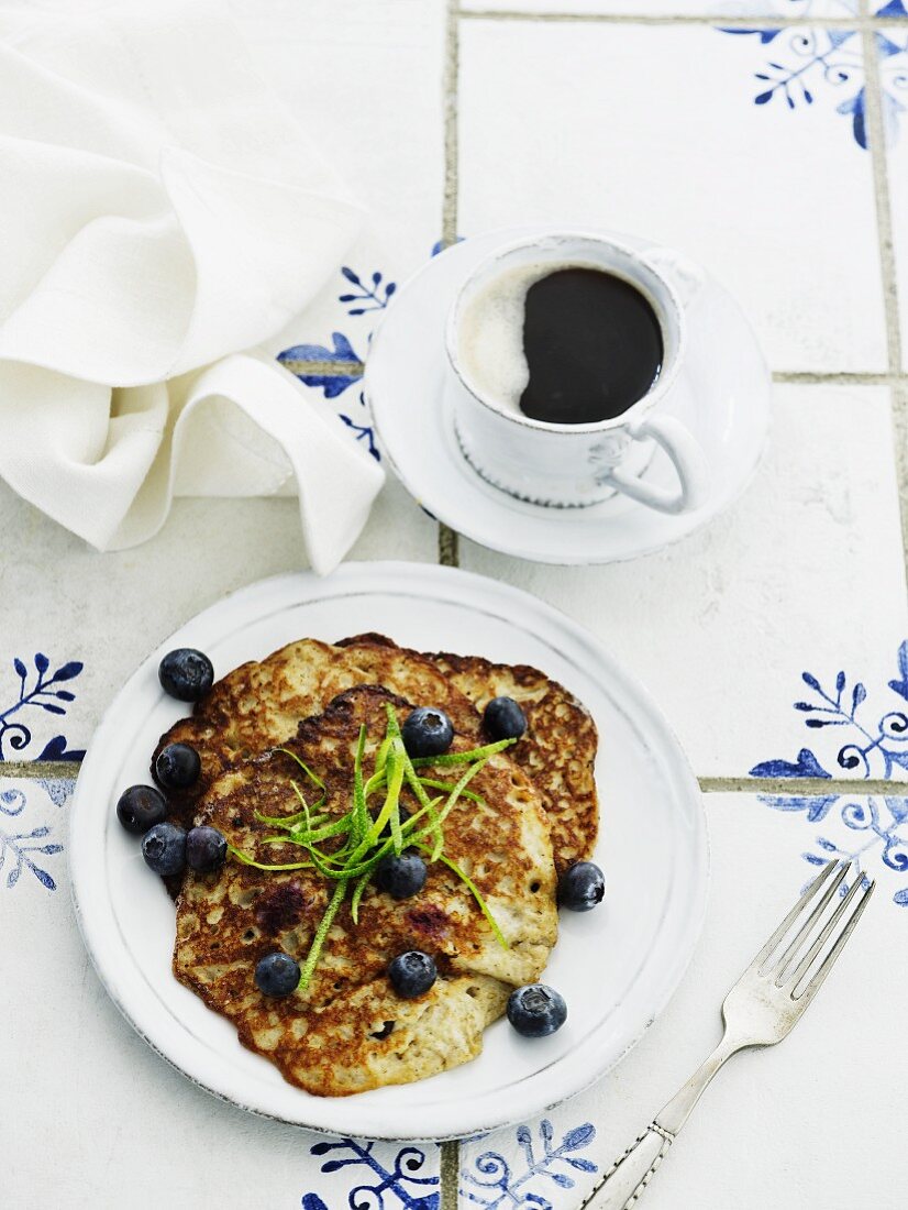 Blaubeer-Pancakes und schwarzer Kaffee (Aufsicht)