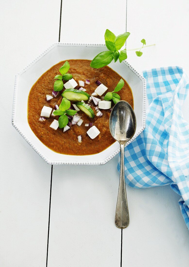 Gemüsesuppe mit Gurke, Feta, Basilikum