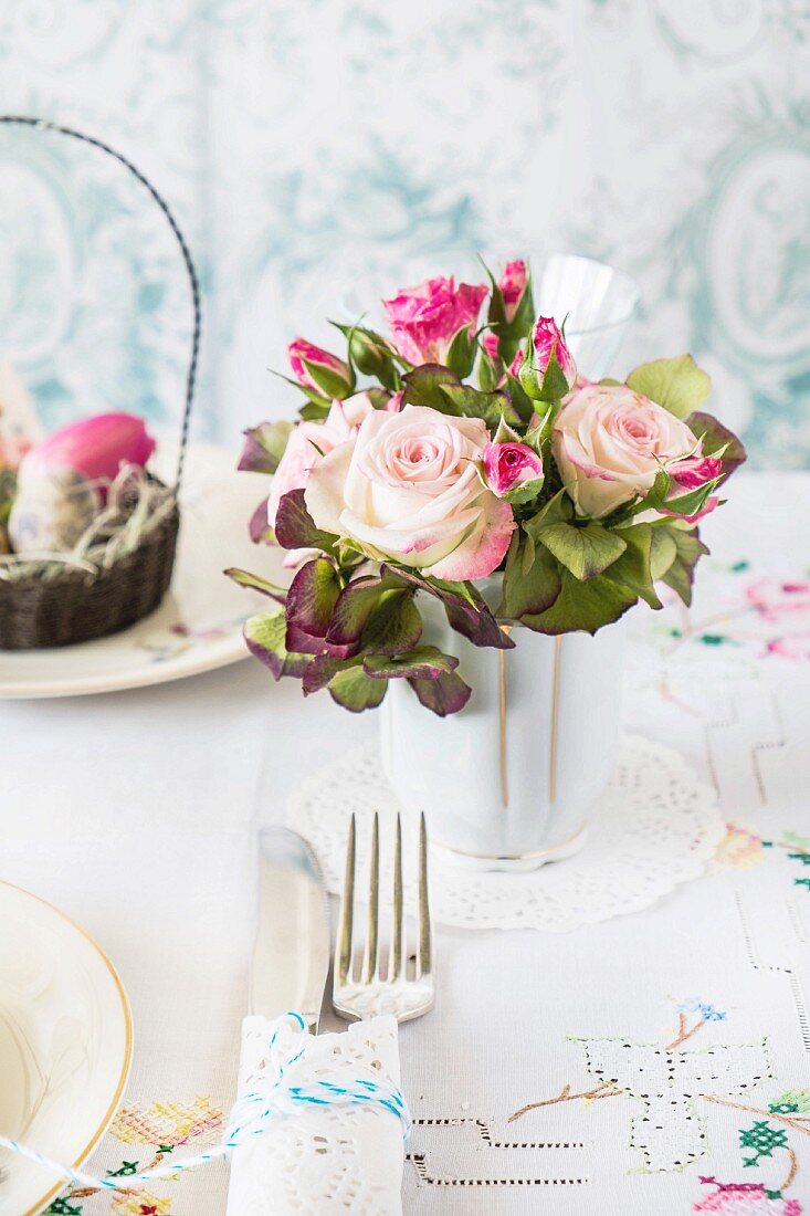 Rosensträusschen als Blumenschmuck für den Ostertisch