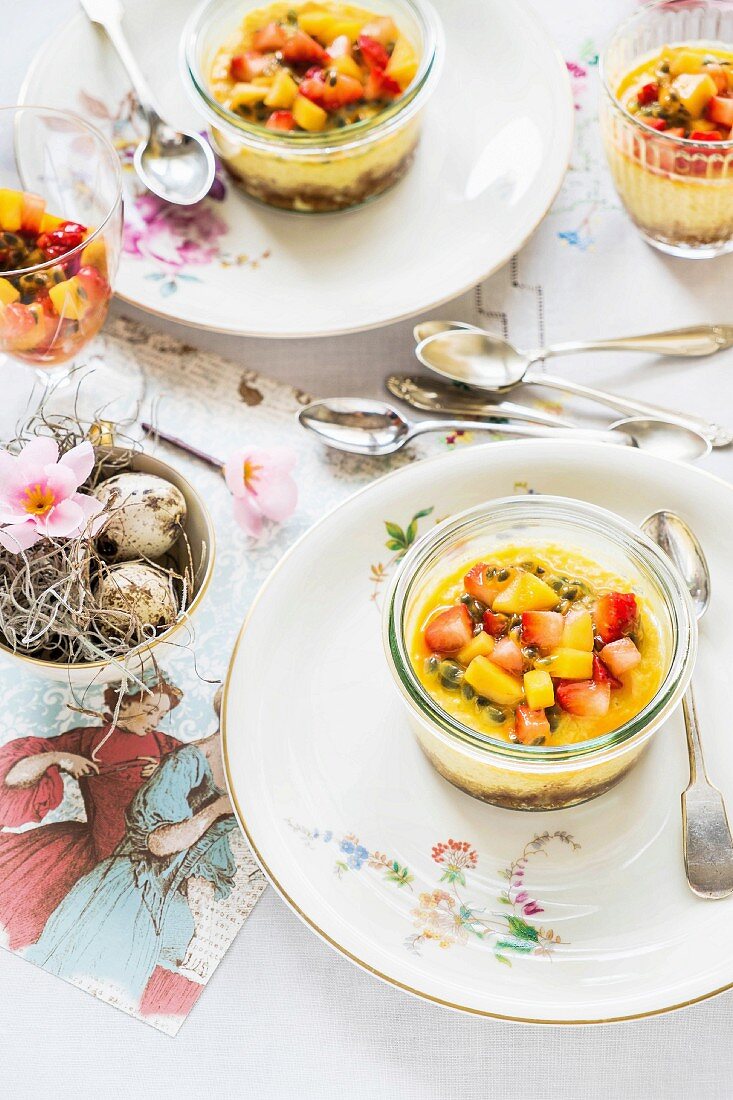 Mini-Cheesecakes in Glasschälchen mit Spekulatius, Mango & Erdbeeren