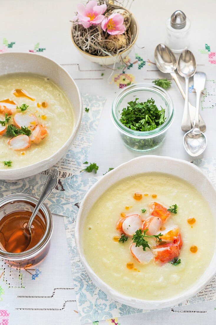 Fenchelcremesuppe mit Apfel, Honig & Garnelen