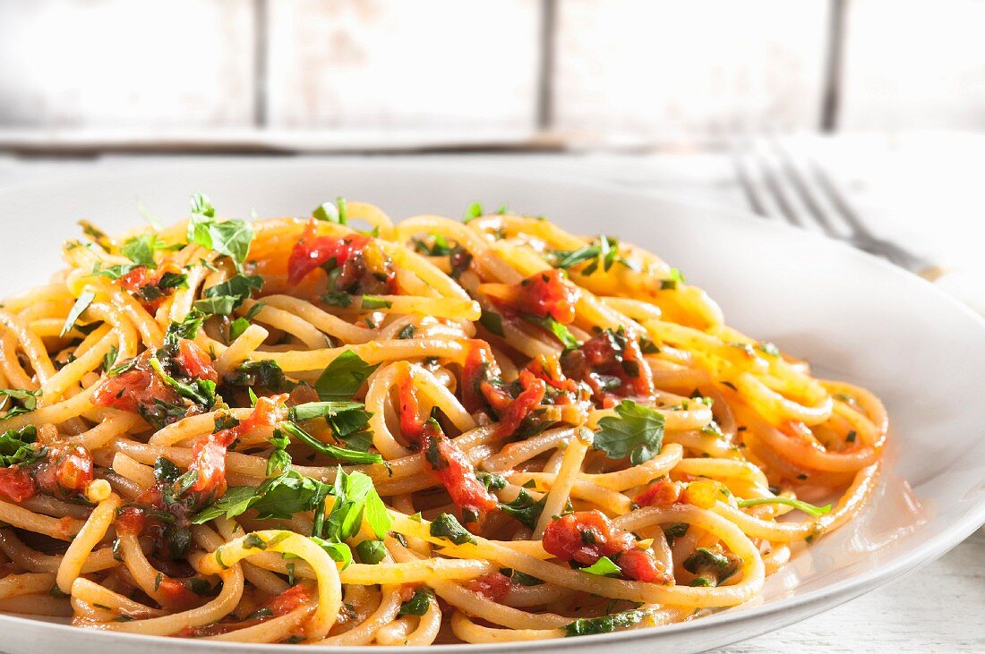 Spaghetti pomodoro e prezzemolo (Nudeln mit Tomaten, Schalotten und Petersilie, Italien)