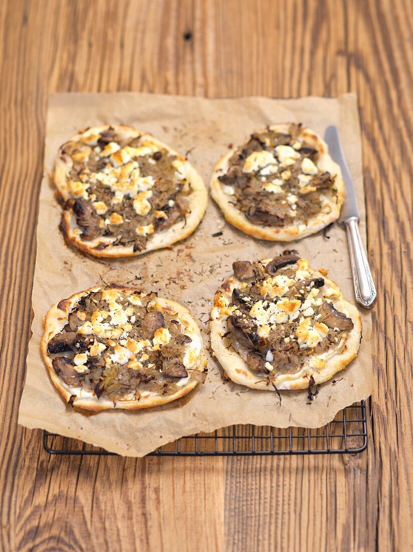 Flammkuchen mit Sauerkraut, Pilzen und Feta