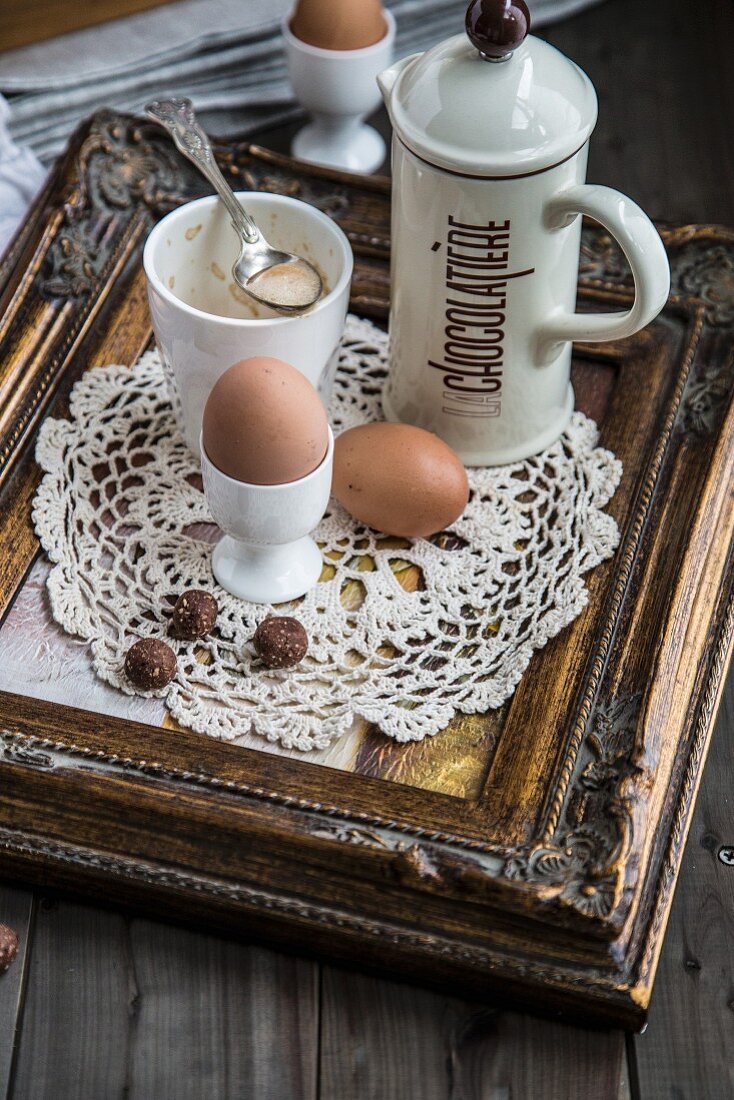 Frühstückstablett mit Ei und Kakao