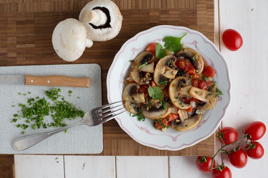 Gebratene Champignons mit Tomaten und Petersilie