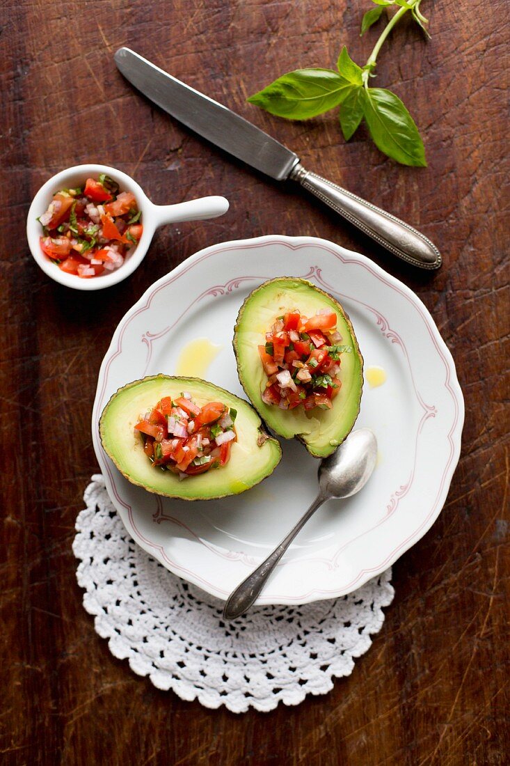 Gefüllte Avocado mit Tomatensalsa