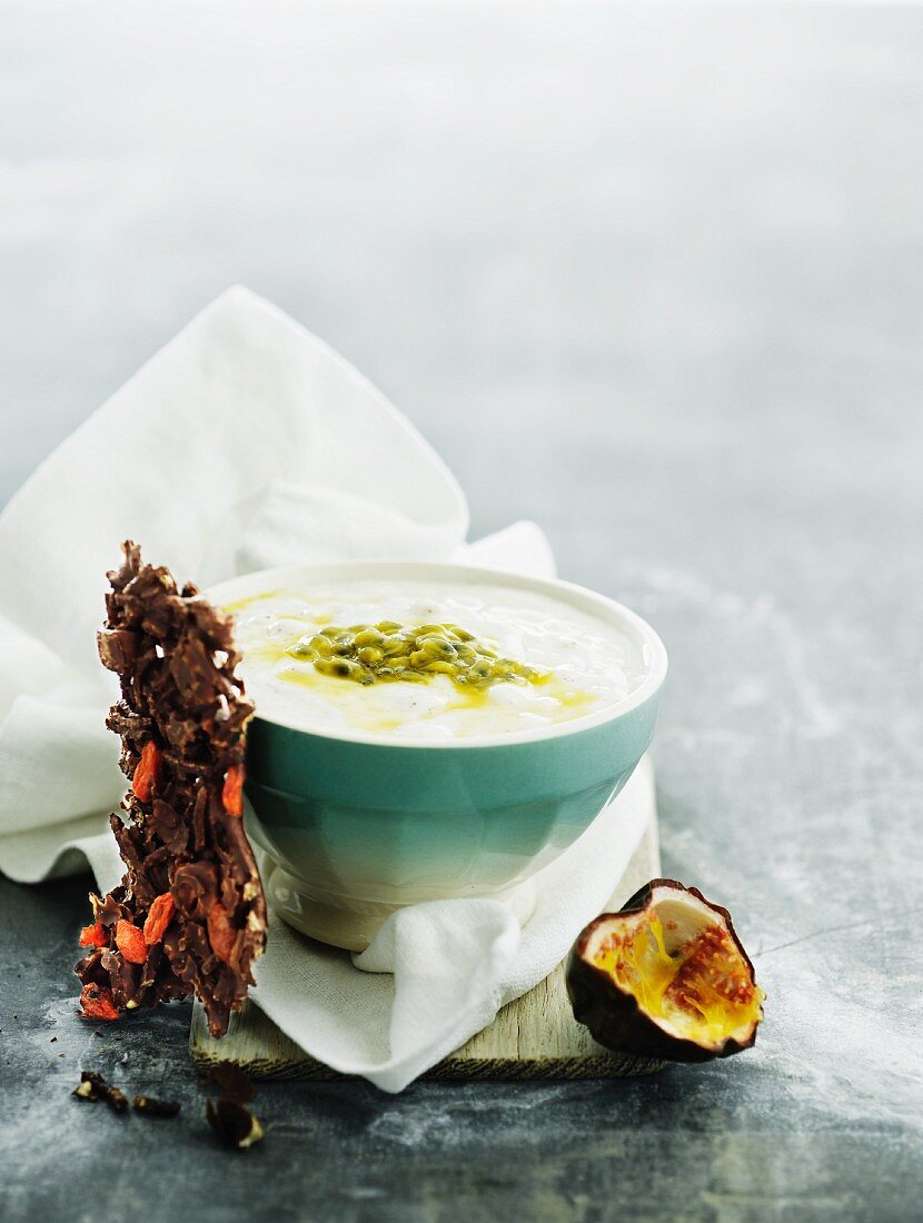 Joghurt mit Passionsfruchtmark und selbstgemachten Cornflakes-Schoko-Crossies