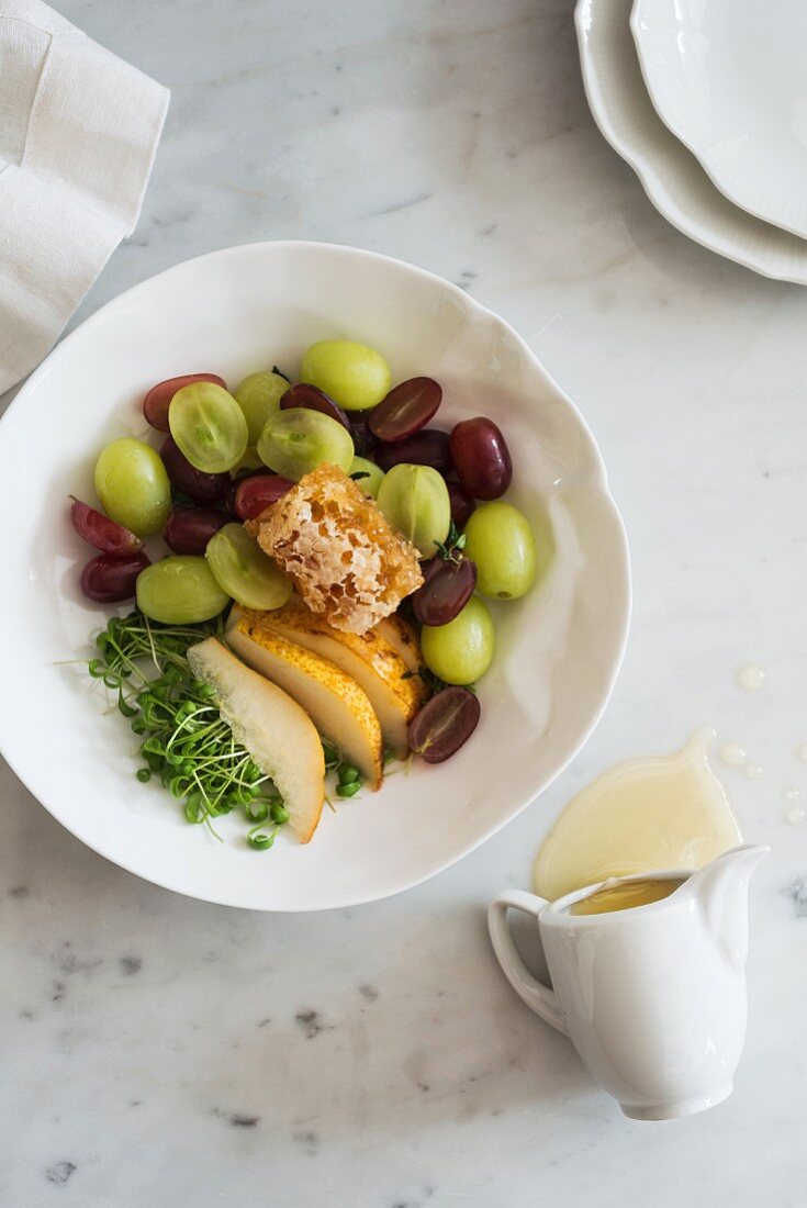 Birnen-Trauben-Salat mit Honig und Kresse