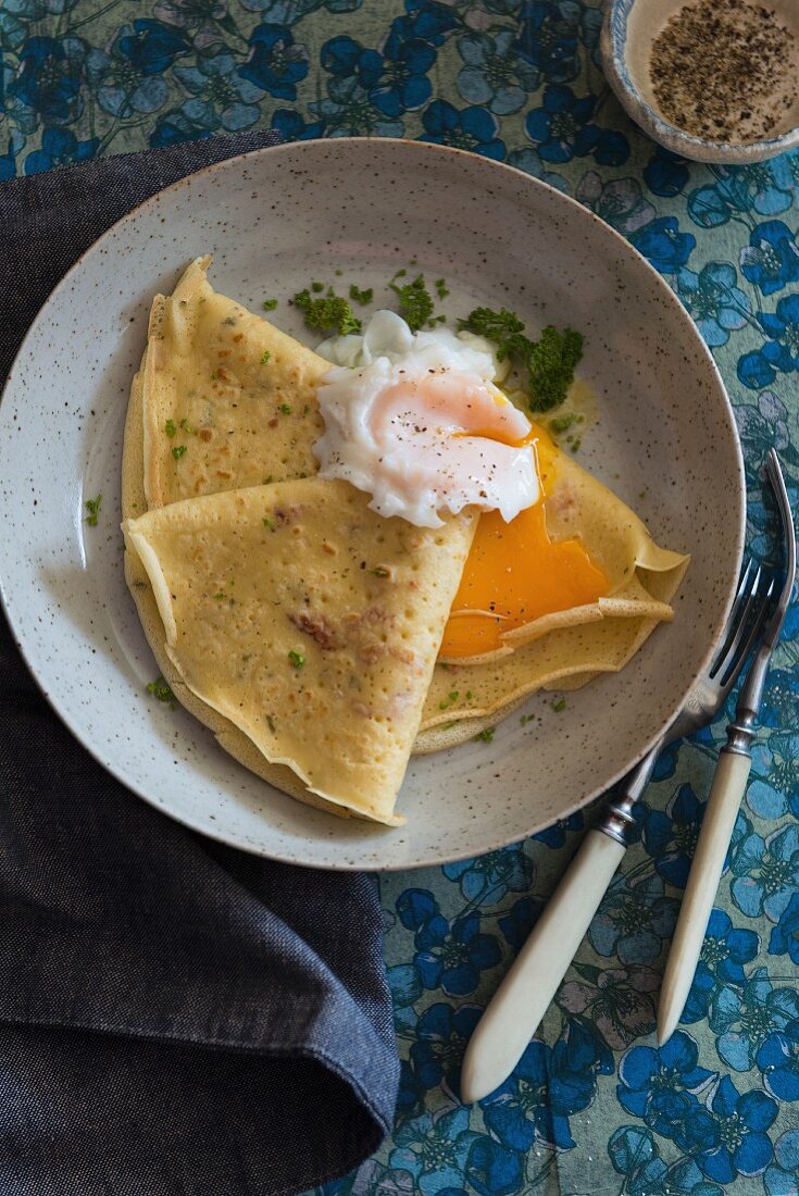Savoury crepes with egg