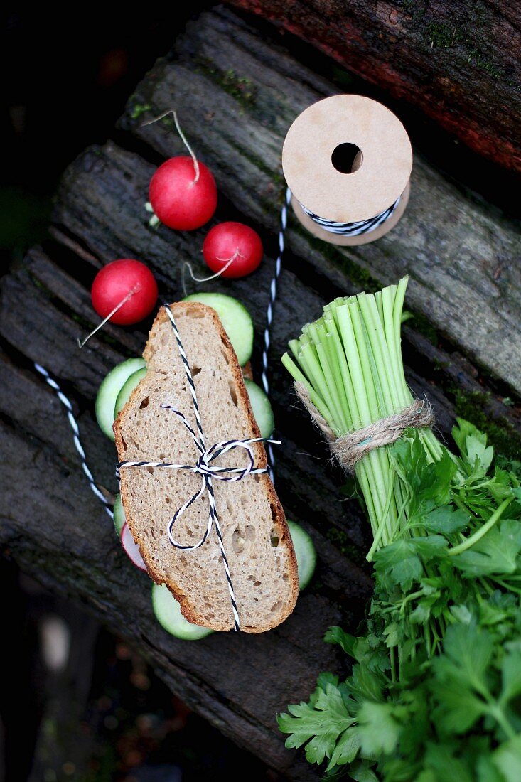 Sandwich mit frischem Gemüse und Petersilie für die Brotzeit