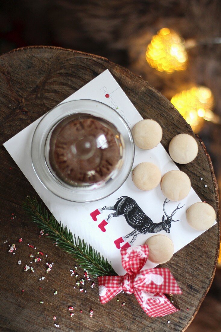 Weihnachtliche Schokoladenkekse und Macarons