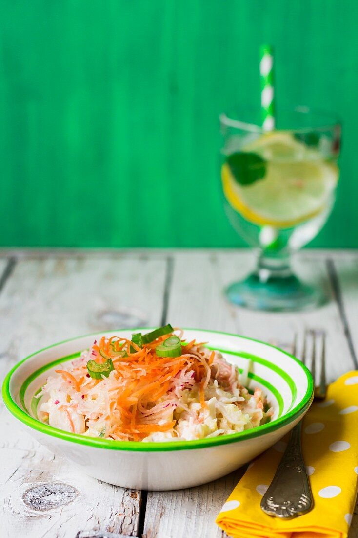 Reissalat mit Möhren und Radieschen