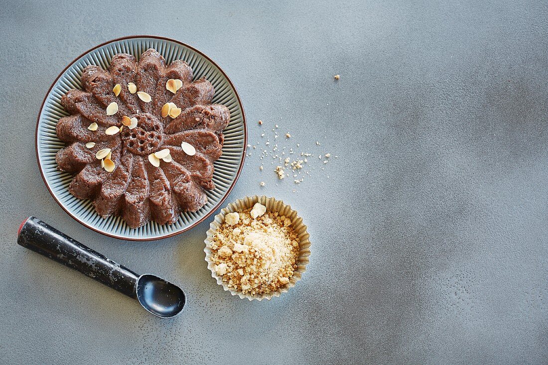 Schokoladen-Griesspudding mit Mandelblättchen