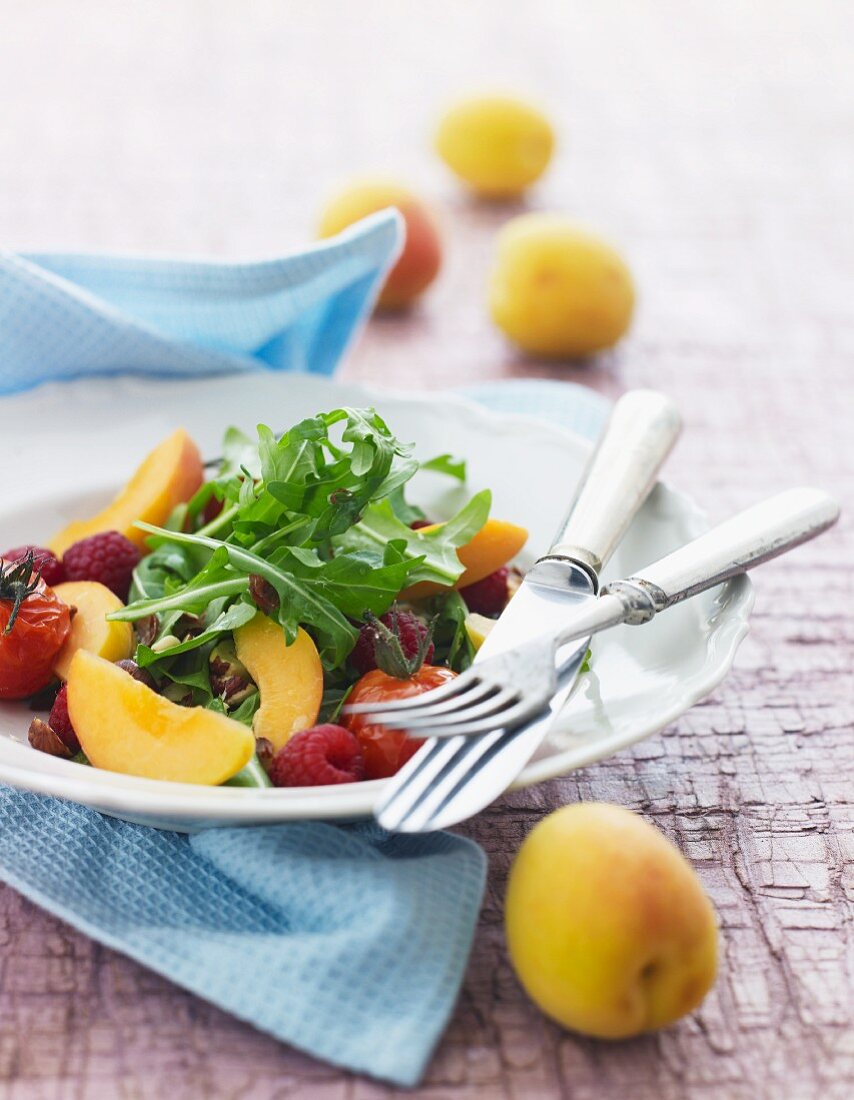 Fruity salad with rocket