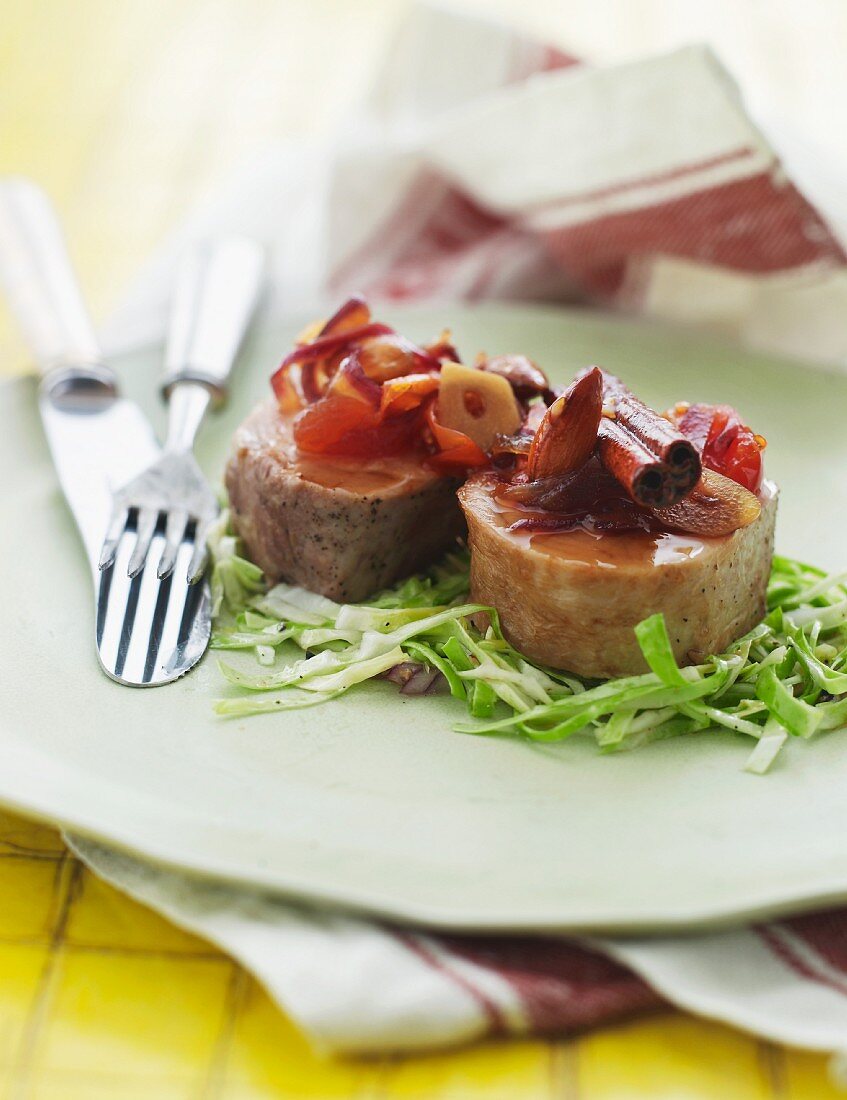 Schweinefilet auf Krautsalat mit Tomatenchutney