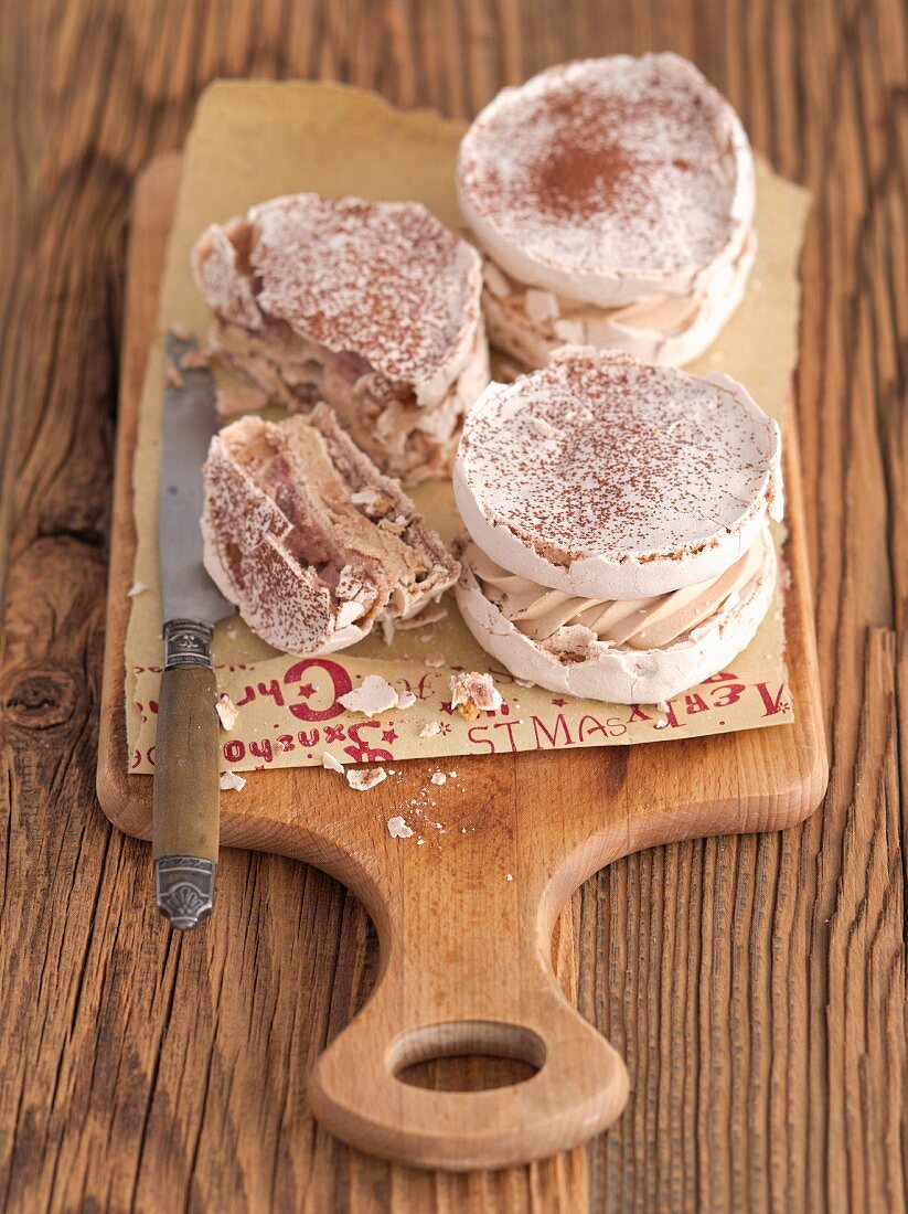 Coffee meringue with cream (Christmas)