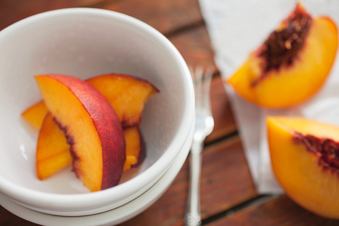 A bowl of peach slices