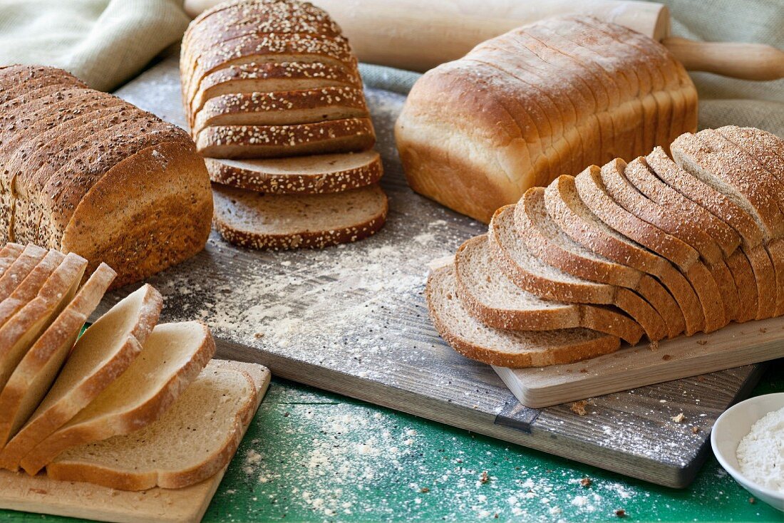 Verschiedene Brotsorten, in Scheiben geschnitten