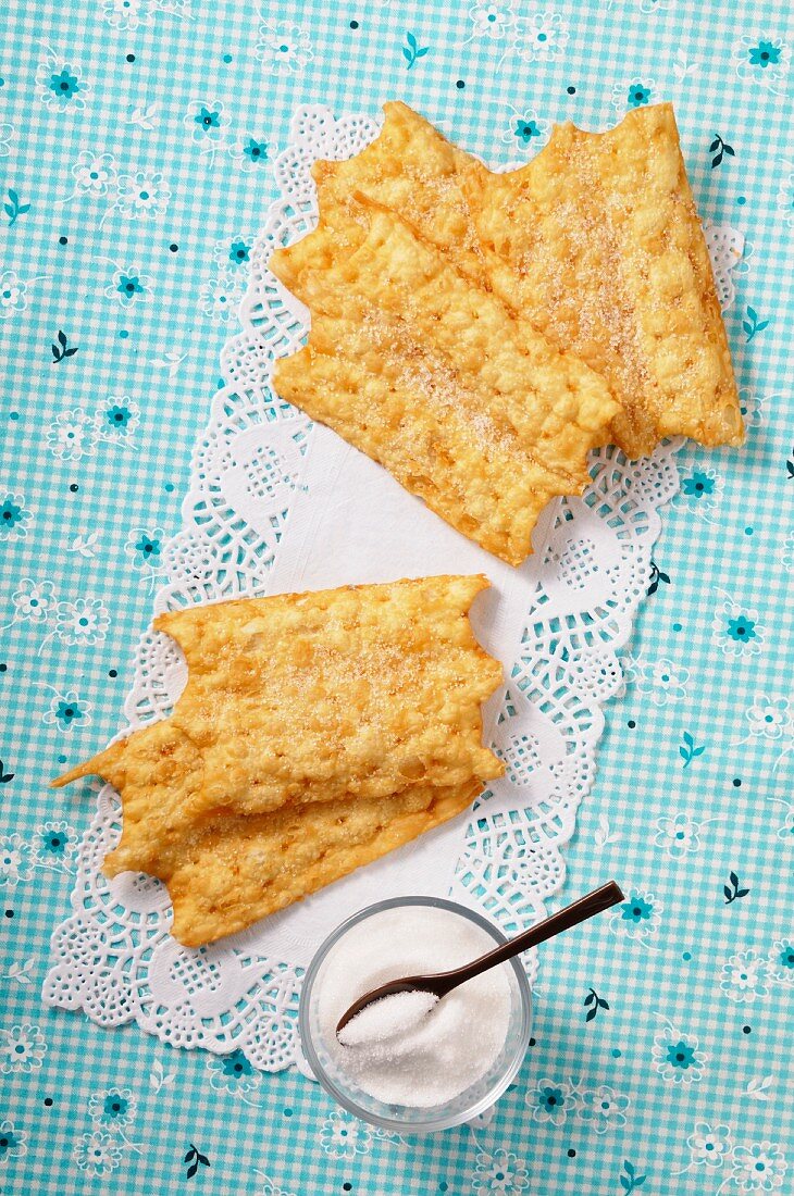 Oreillettes (frittiertes Gebäck, Frankreich) mit Zucker