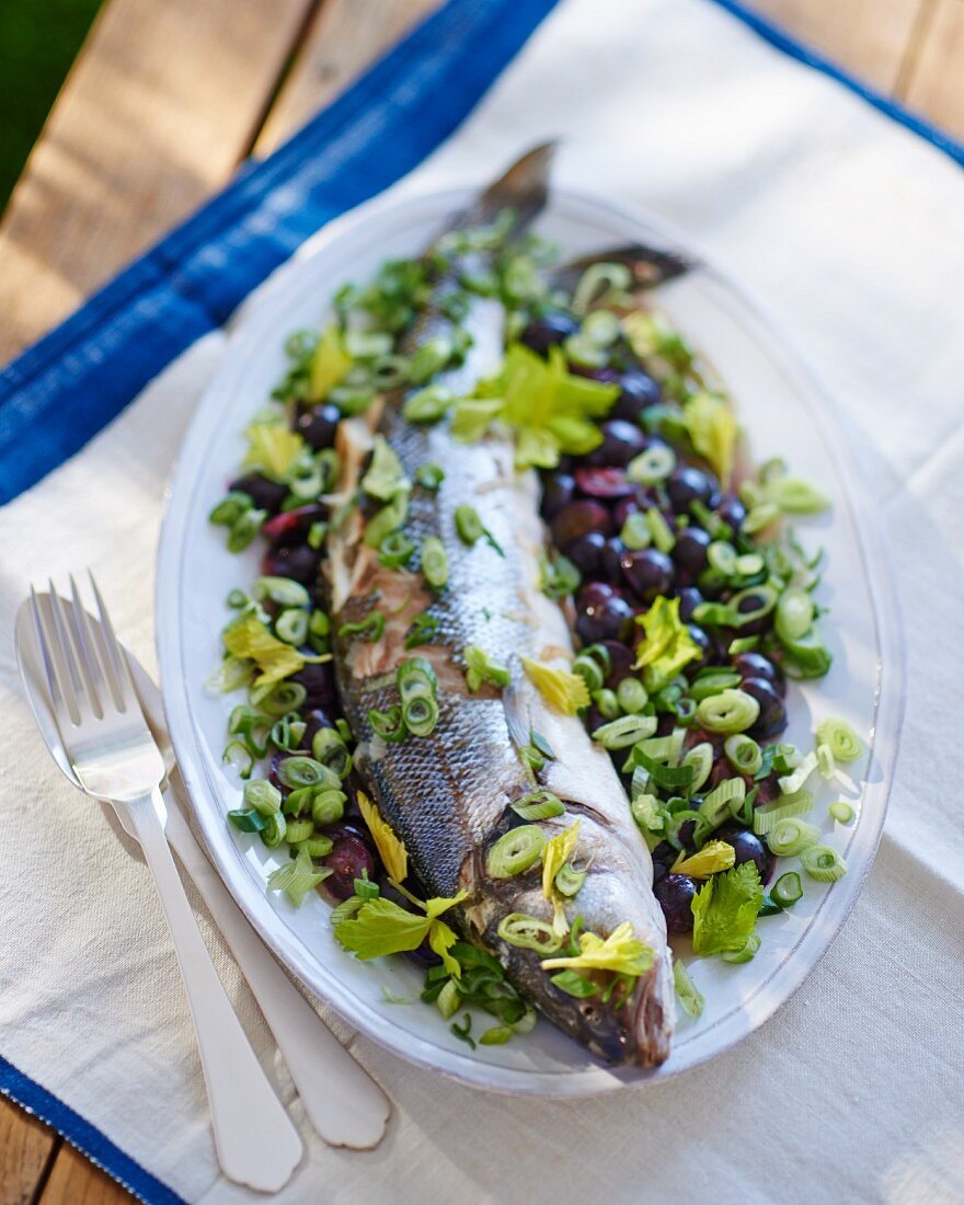 Seebarsch auf Sellerie-Zwiebel-Salat mit schwarzen Oliven