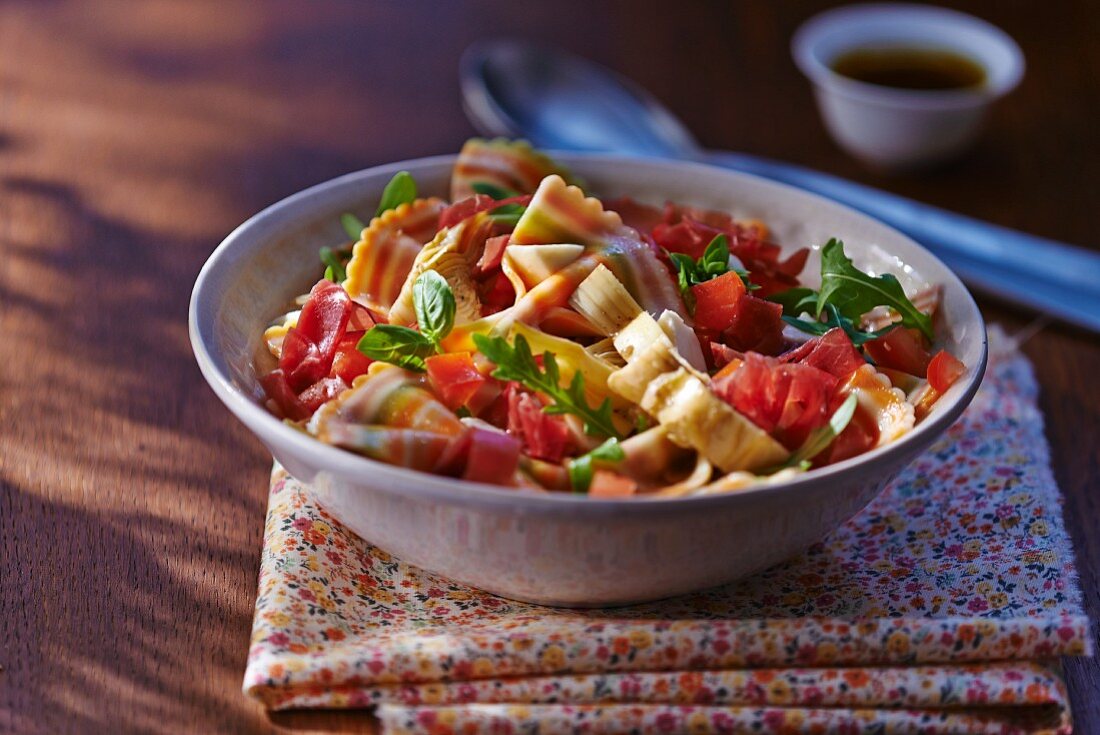 Nudelsalat mit bunten Schmetterlingsnudeln, Tomaten und Rucola