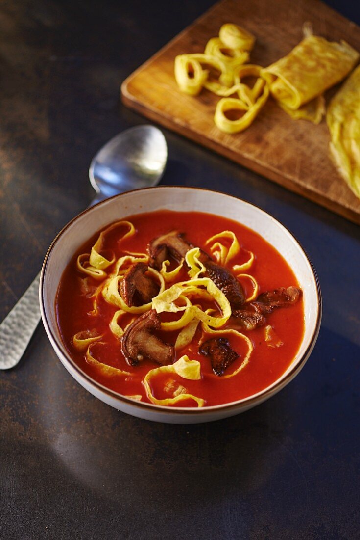 Tomatensuppe mit Steinpilzen und Pfannkuchen