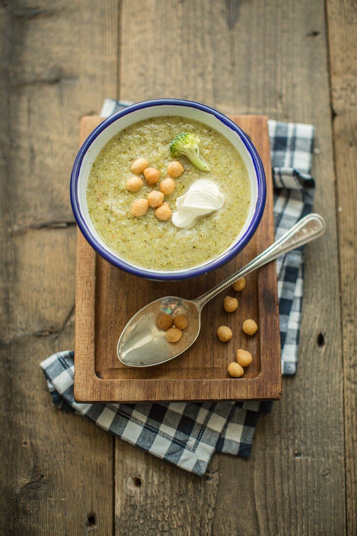 Broccoli soup with creme fraiche and fried batter pearls