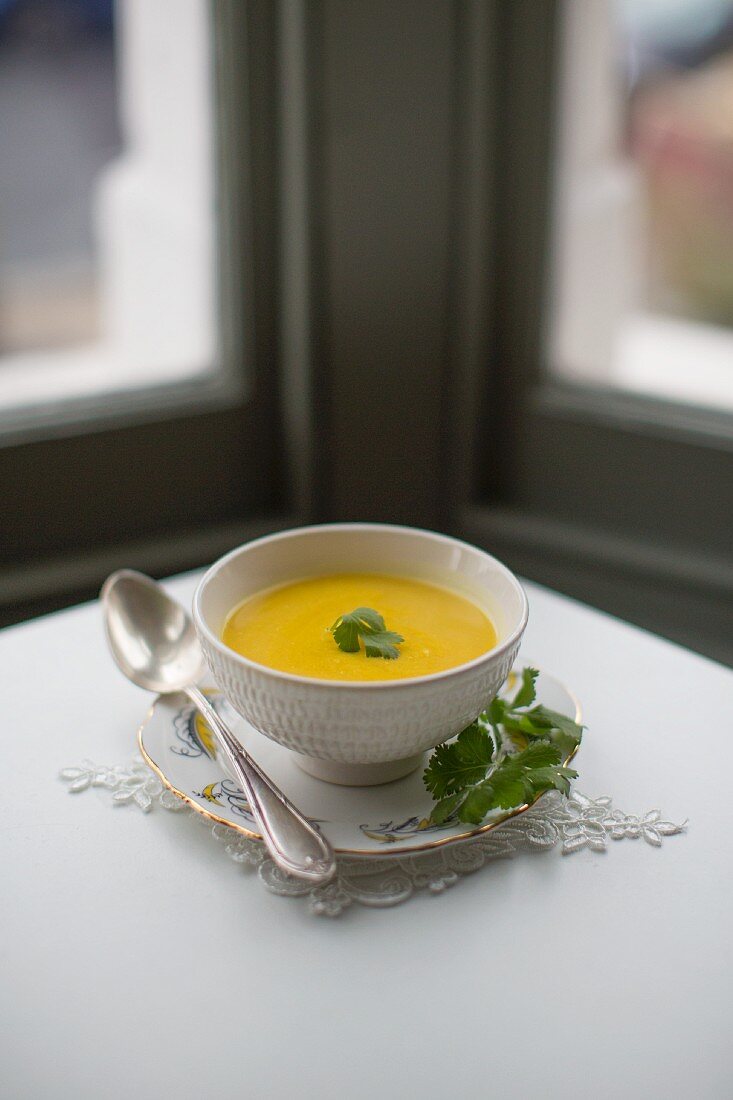 Blumenkohlsuppe mit Kurkuma, Kokosmilch und Koriandergrün