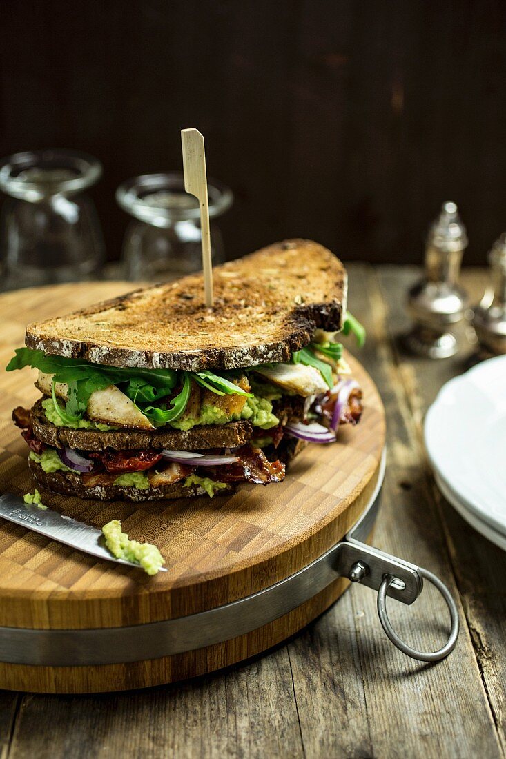 BLT-Sandwich mit Hähnchen und Avocado