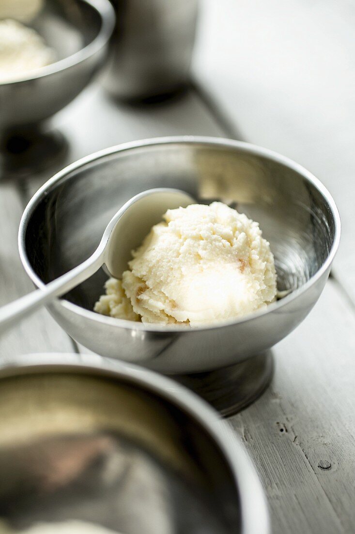 Ice cream with white chocolate and candied ginger