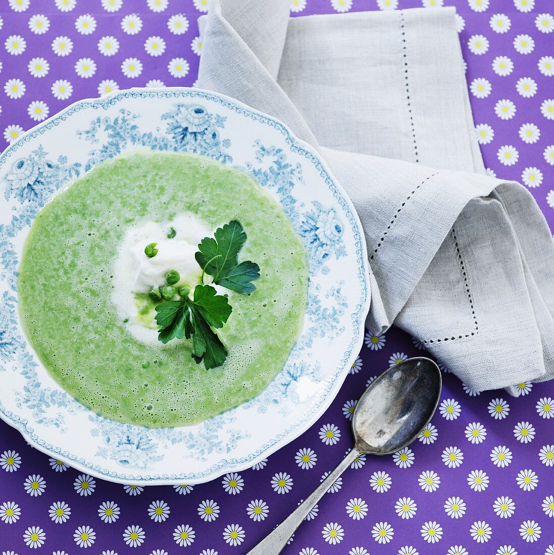 Grüne Erbsensuppe mit Sahne und Petersilie (Aufsicht)