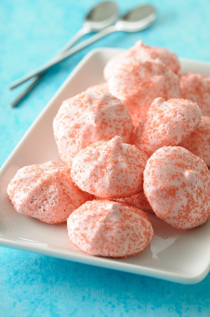 Strawberry meringues with pink sugar