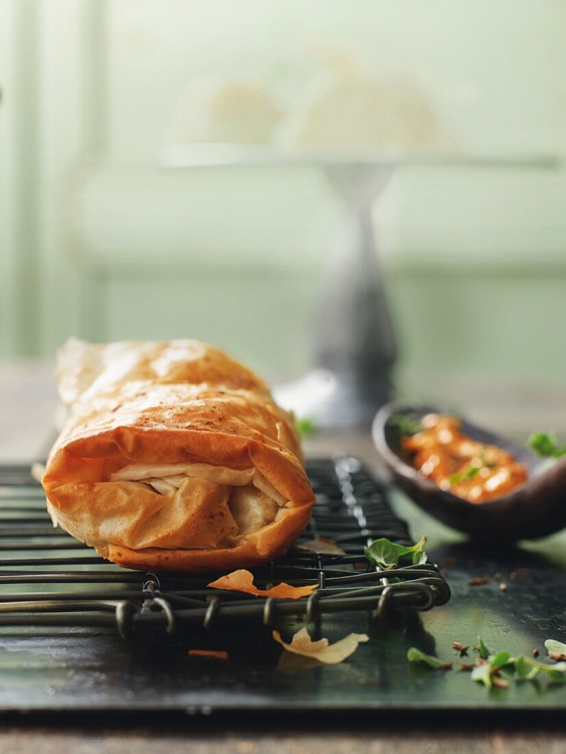 Kraut-Weintrauben-Strudel mit Paprika-Kümmel-Dip