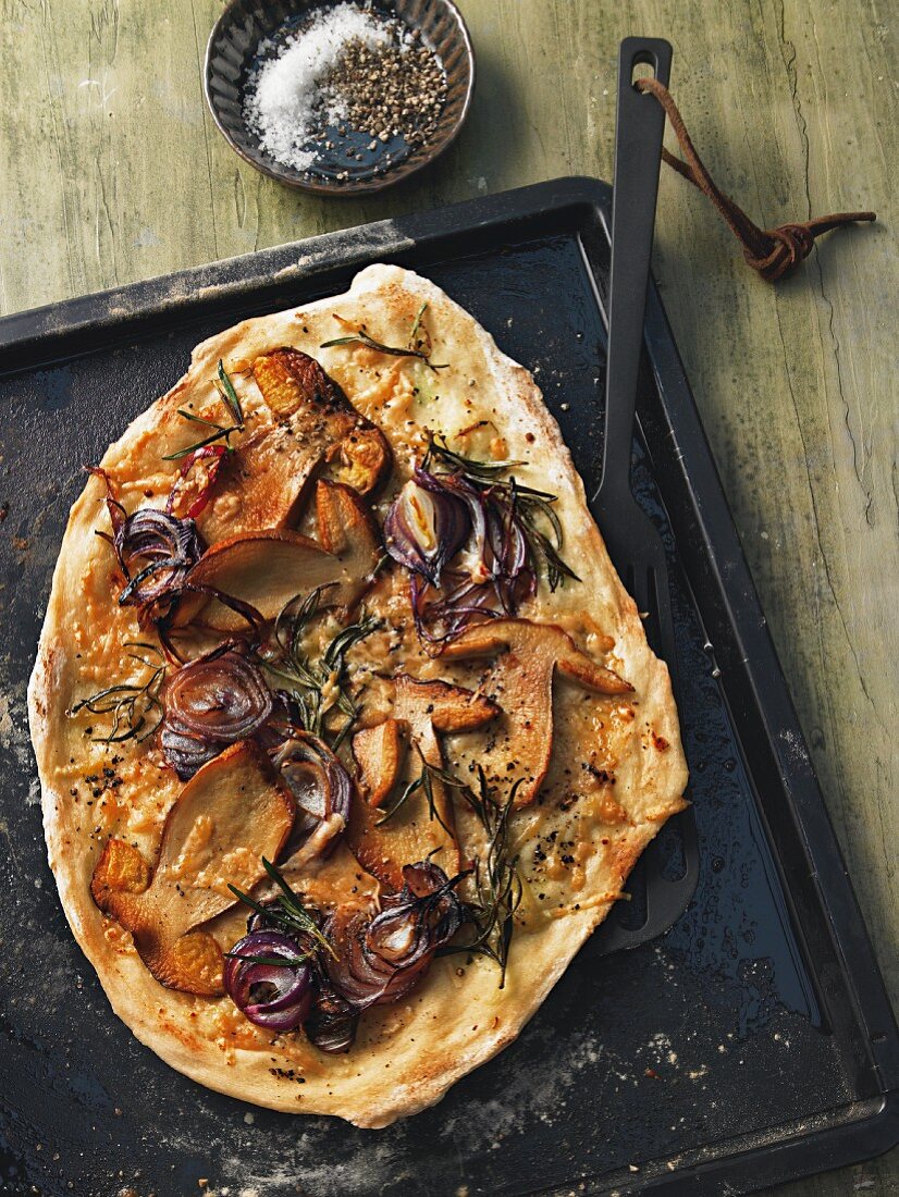 Pizza bianca with red onions and porcini mushrooms