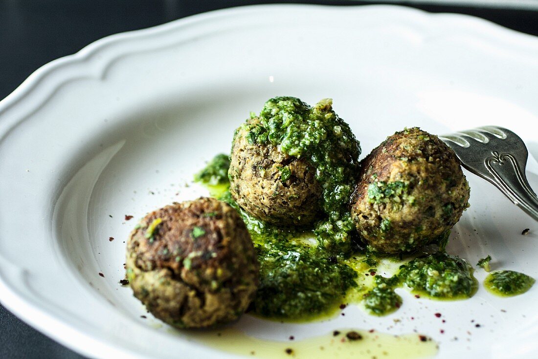 Lentil balls with pesto