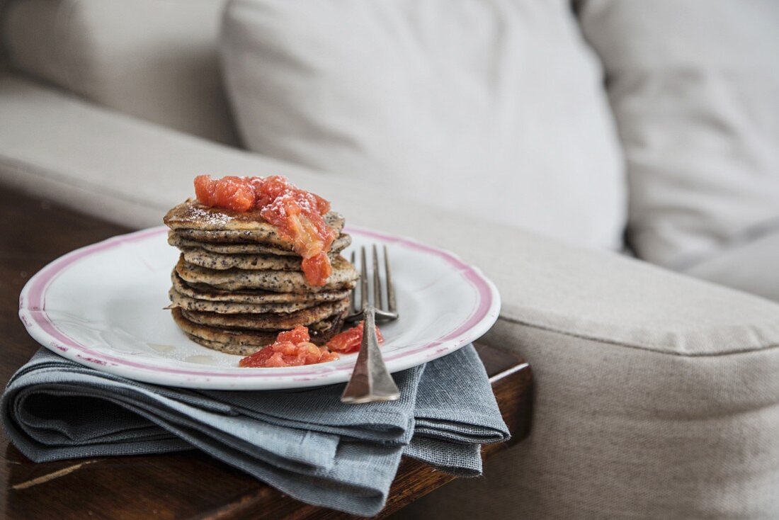 Mohnpancakes auf Teller neben Sofa