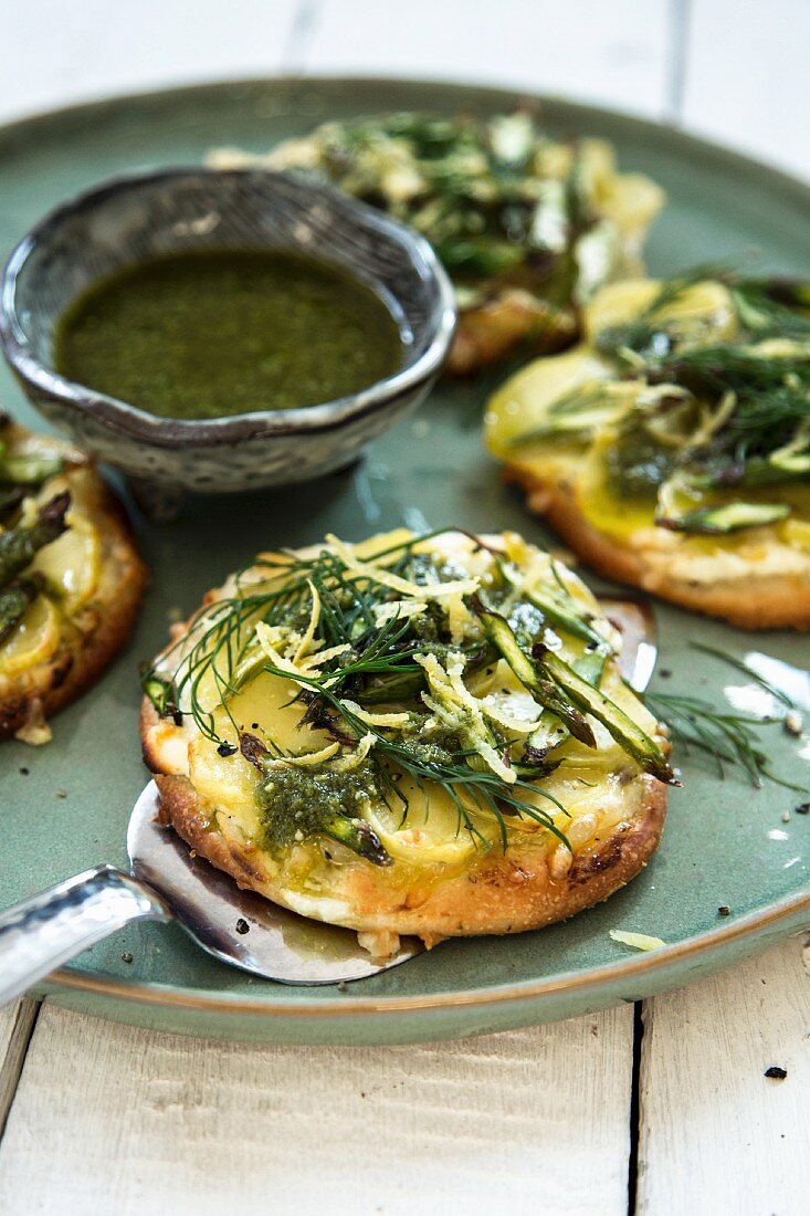 Pizzette mit grünem Spargel und Pesto