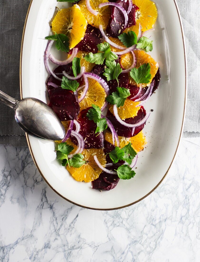Beetroot salad with onions and oranges (seen from above)