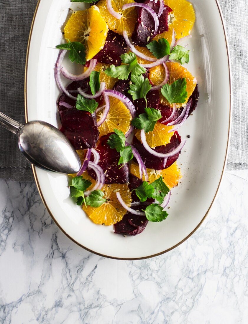 Rote-Bete-Salat mit Zwiebeln und Orangen (Draufsicht)