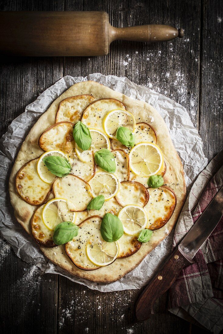 Zitronenpizza mit Kartoffelscheiben und Basilikum