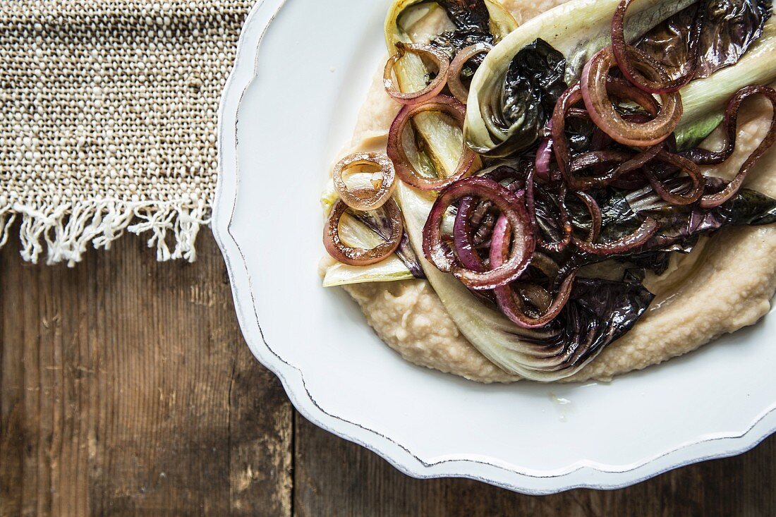 Geschmorter Radicchio mit Zwiebeln und Bohnenpüree