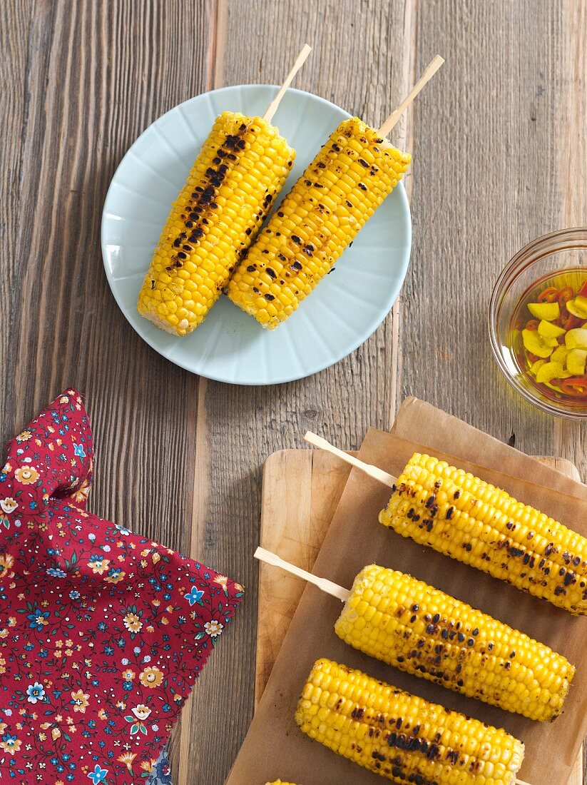 Grilled corncobs with garlic and chilli olive oil