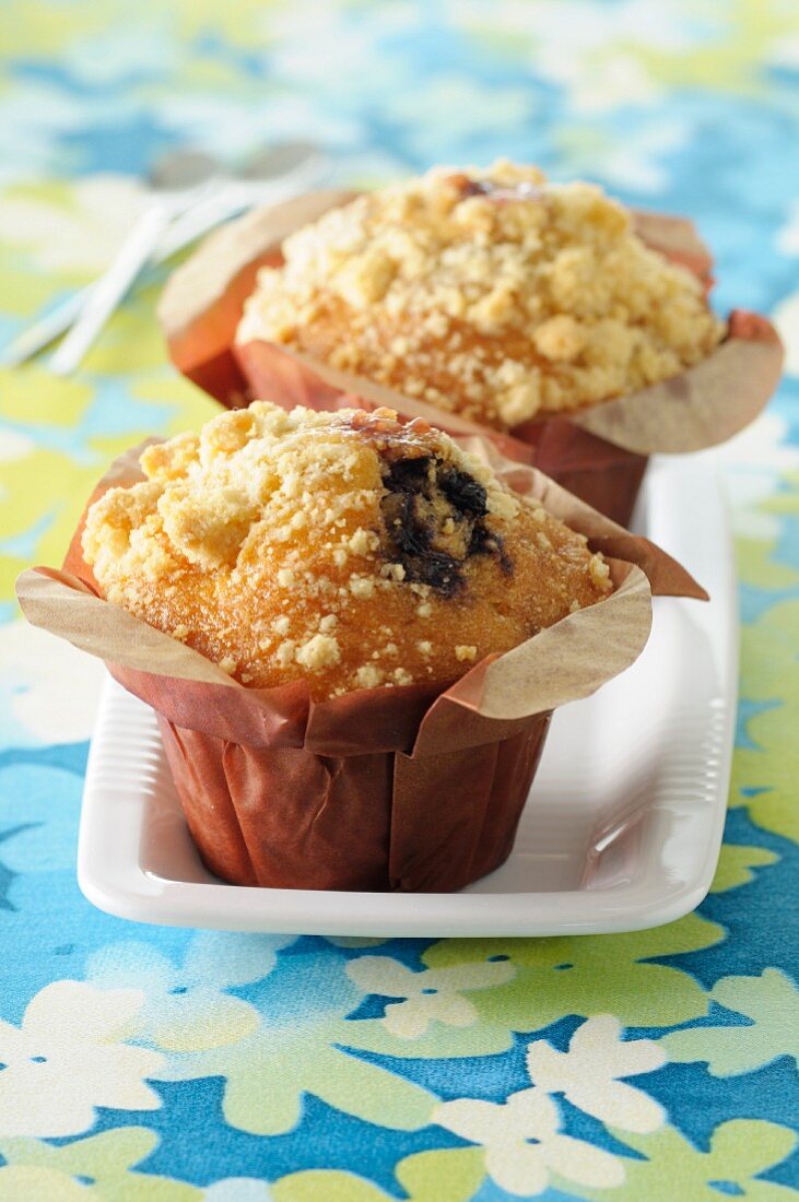 Muffins mit Streuseln und Brombeeren