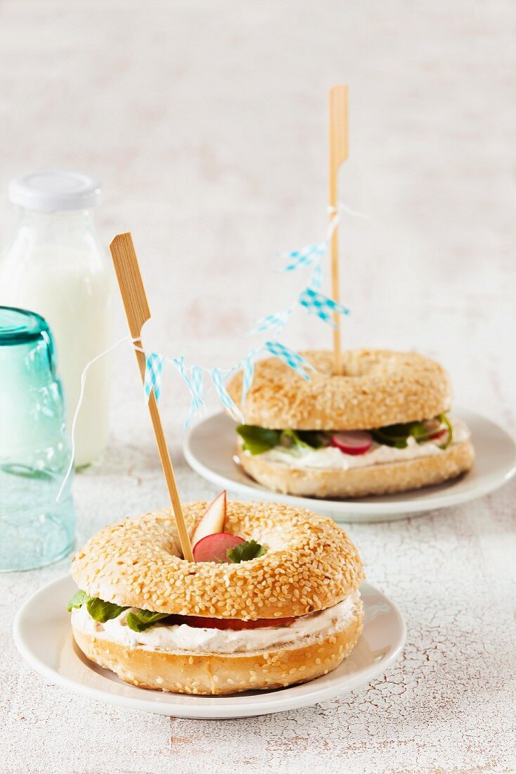 Bagel mit Radieschen, Apfel und Kräuterquark